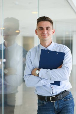 Yakışıklı erkek gömlek ve klasör standı