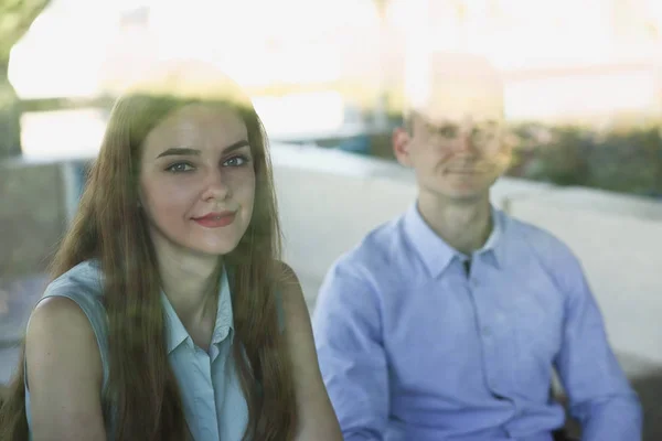 Zakenvrouw verklaart het beleid van de onderneming — Stockfoto