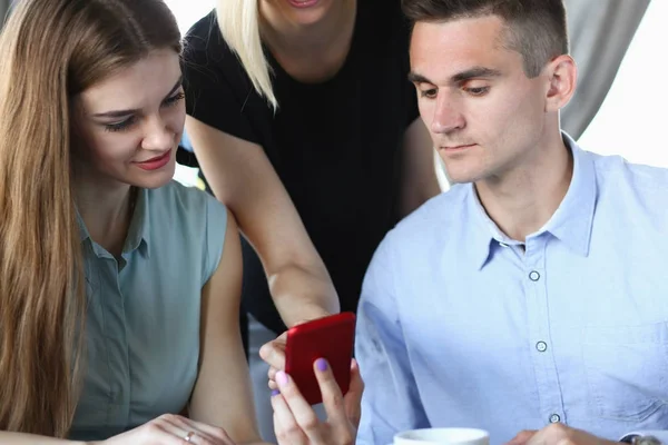 En grupp människor på ett café kommunicera — Stockfoto