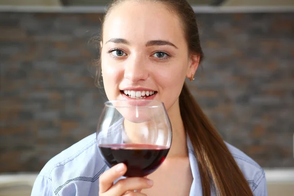 Jeune belle fille attrayante boit du vin — Photo