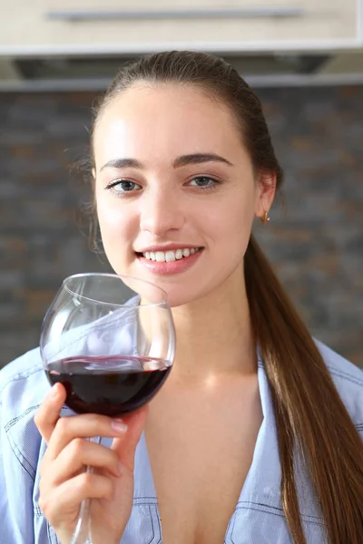 Junge schöne attraktive Mädchen trinkt Wein — Stockfoto