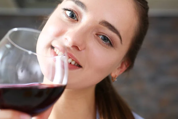 Jeune belle fille attrayante boit du vin — Photo