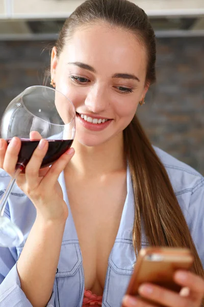 Mooie aantrekkelijk meisje drinkt wijn — Stockfoto