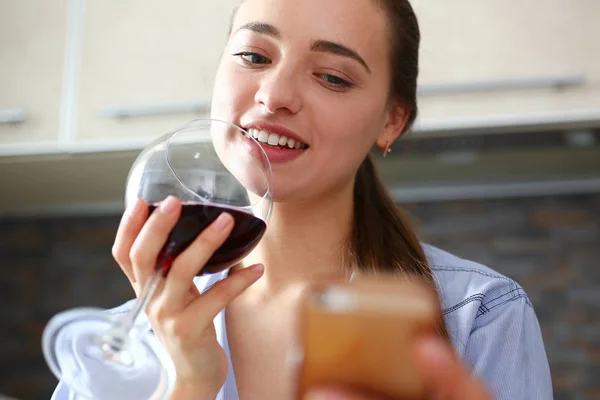 Joven hermosa chica atractiva bebe vino — Foto de Stock