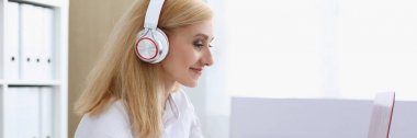 Müzik kulaklık ile güzel kız öğrenci