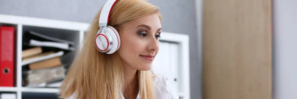 Bella studentessa con cuffie ascoltare musica — Foto Stock