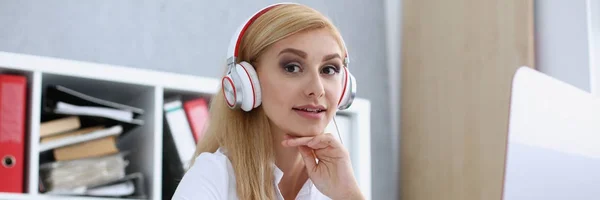 Beautiful female student with headphones listening to music — Stock Photo, Image