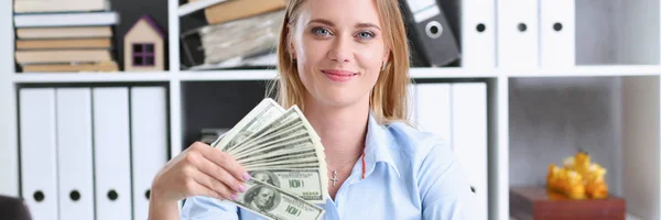 Hermoso retrato de mujer de negocios. Dispersión de dinero —  Fotos de Stock