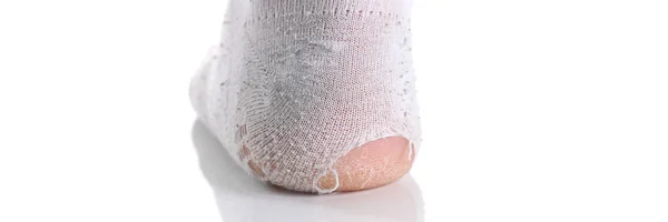 Rippade vit strumpa på manliga ben isolerade — Stockfoto