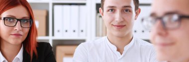 Gömlek sallamak eller Merhaba Office erkekte gülümseyen