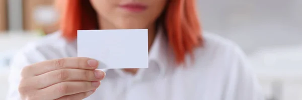 Vrouwelijke hand in pak geven leeg telefoonkaart — Stockfoto