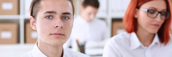 Hermoso hombre de negocios sonriente en el lugar de trabajo — Foto de Stock