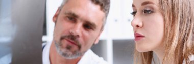 Olgun erkek doktor kolundan basılı tutarak xray fotoğrafçılık bak