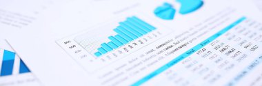 Belgeleri mali istatistikleri ile erkek el ele tutuşur