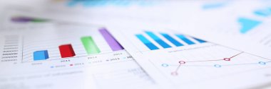 Belgeleri mali istatistikleri ile erkek el ele tutuşur