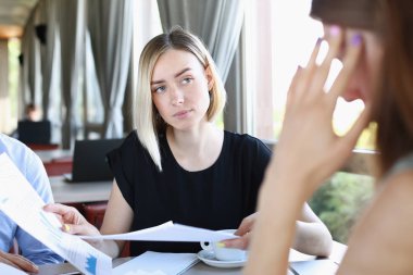 Bir grup insan bir seminer katılıyor