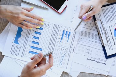 Bir grup insan tartışmak plan Café