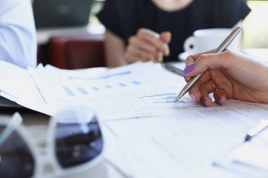 Bir grup insan tartışmak plan Café