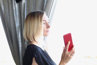 Smartphone cep telefonu konuşurken Busines kadın