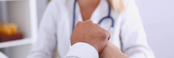 Jovem casal segurar braços juntos no consultório médico de família — Fotografia de Stock