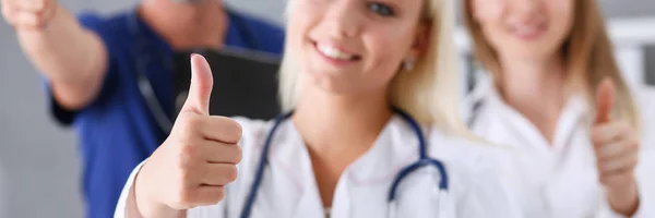 Група лікарів показують добре або підтверджують знак з великим пальцем вгору — стокове фото