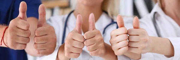 Grupa lekarza Pokaż Ok lub potwierdzić znak z kciukiem w górę — Zdjęcie stockowe