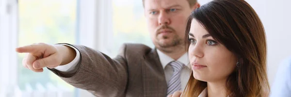 Enojado gritando jefe punto brazo para salir despedir triste trabajador — Foto de Stock