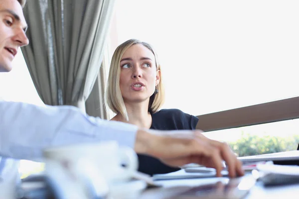 Mulher de negócios explica a política de empresa — Fotografia de Stock