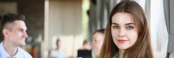 Menina alegre sorridente bonita no local de trabalho — Fotografia de Stock