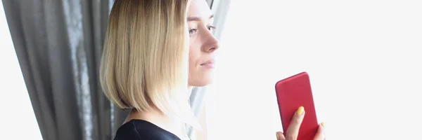 Bisnis wanita berbicara telepon genggam smartphone — Stok Foto