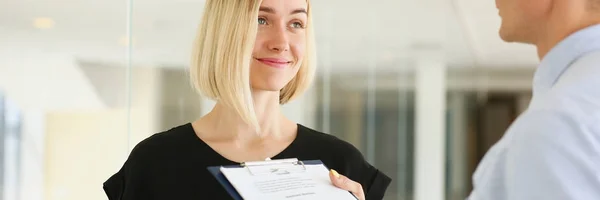 Bella donna ritratto sul posto di lavoro esaminando — Foto Stock