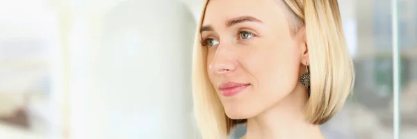 Blonde schoonheid bedrijf kijken Portret vrouw — Stockfoto