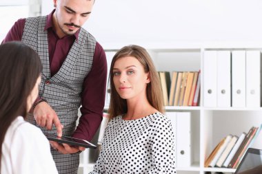 İşadamı Puan bir parmak tablet vasıl