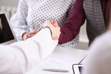 Takım elbiseli adam Merhaba ofis olarak el sallamak