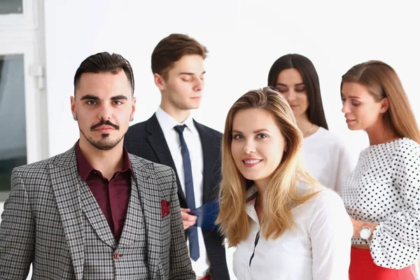 Grupp av leende människor stå i office — Stockfoto