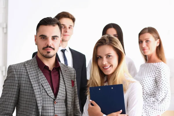 Grupp av leende människor stå i office — Stockfoto