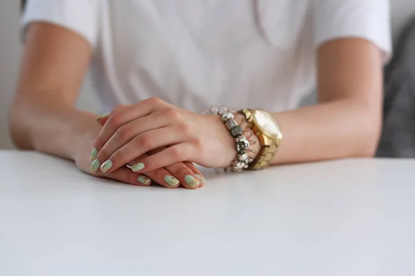 The hands of a woman on the desk of the school — Stock Photo, Image