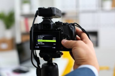 Takım elbiseli erkek silah video kamera tripod monte