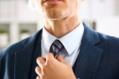 Mavi takım elbiseli erkek kol kravat closeup ayarla