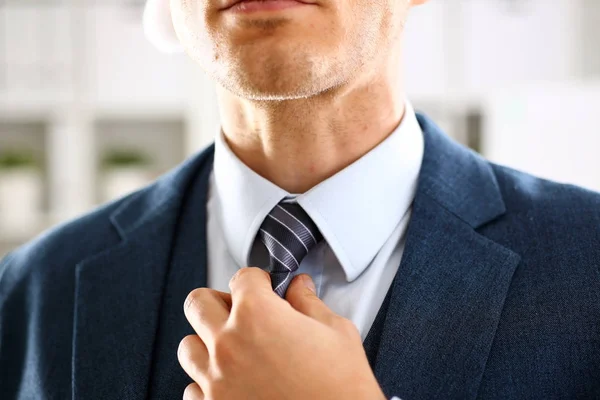 Bras masculin en costume bleu serti cravate gros plan — Photo
