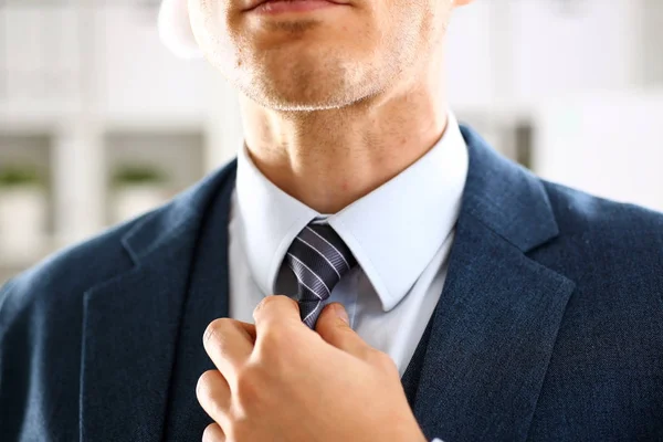 Braço masculino em azul terno conjunto gravata closeup — Fotografia de Stock