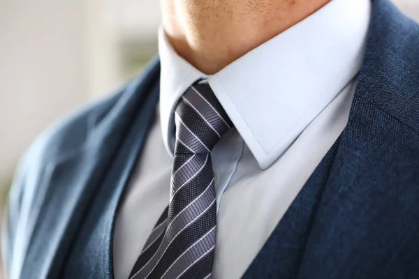 Männlicher Arm im blauen Anzug mit Krawatte Nahaufnahme — Stockfoto