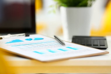 Gümüş kalem şişirmek için kırpılmış önemli istatistikleri kağıt üzerinde yalan