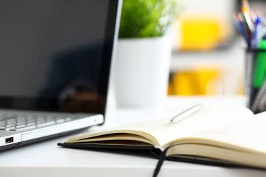 Gümüş kalem açılan Not Defteri sayfası portre üzerinde yalan