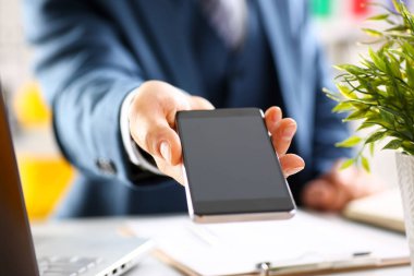 Takım elbiseli erkek kolunu göster kamera telefon ekranını