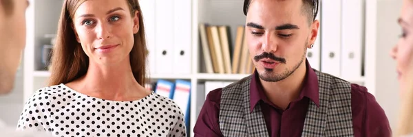 Grupp människor sitta i office avsiktlig problem — Stockfoto