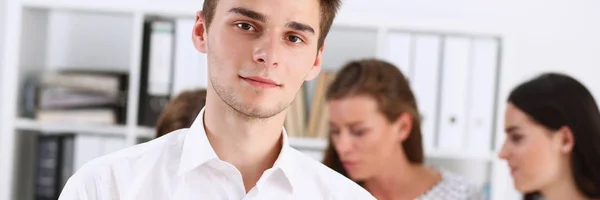 Guapo sonriente hombre de negocios en traje retrato — Foto de Stock