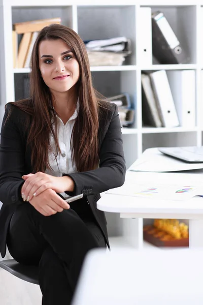 Бізнес-леді на робочому місці в офісному портреті — стокове фото