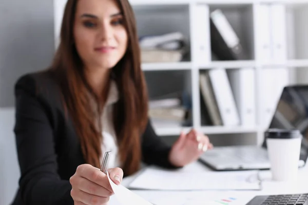 Pluma de mano femenina de plata lista para hacer — Foto de Stock