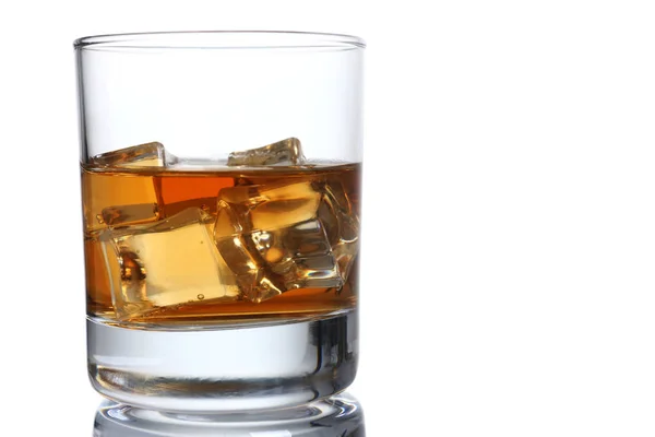 Whisky con hielo en un vaso aislado — Foto de Stock